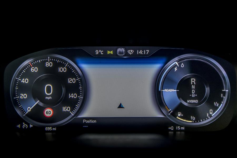 Панель приборов Volvo XC40 T5 Plug-in Hybrid Inscription 2002 года  (UK) (фото 2 из 40)